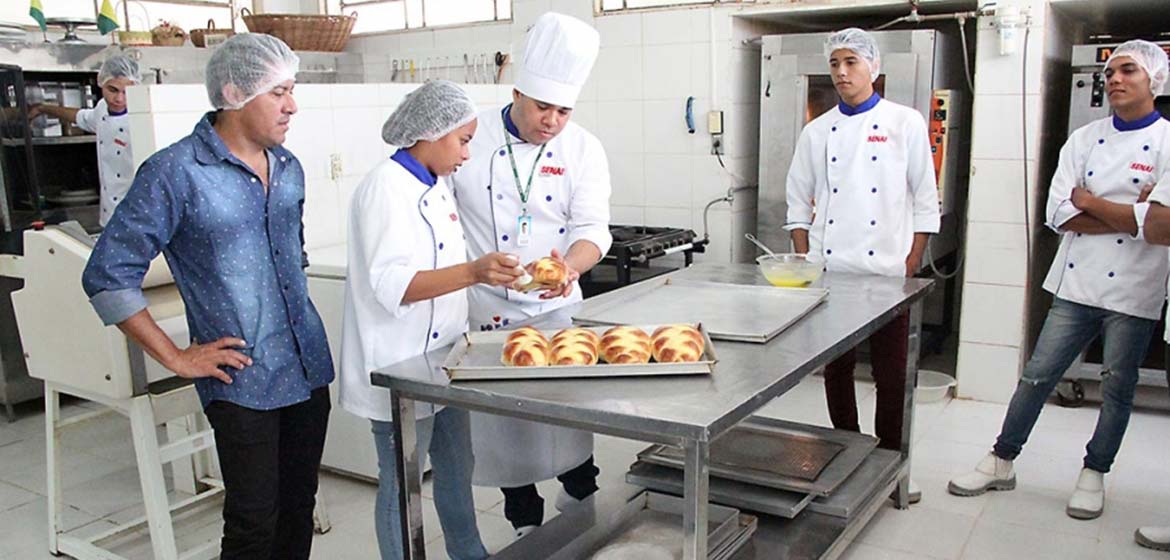 Quanto mais conhecem, mais brasileiros aprovam SESI e SENAI, diz pesquisa Ibope