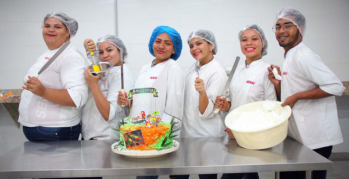 Batalha dos Confeiteiros desafia alunos da Escola SENAI